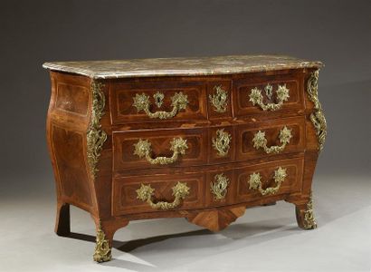 null Commode  tombeau galbée sur trois faces, en bois de placage de violette et rose,...