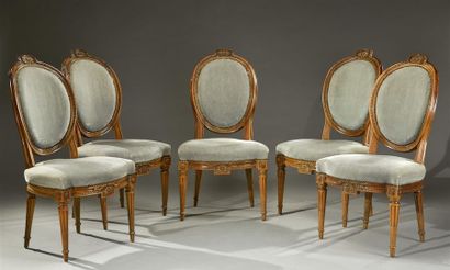 null Cinq chaises Louis XVI, regarnies, en noyer mouluré et sculpté de fleurettes...