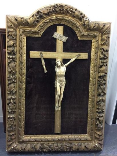 null Christ en ivoire sculpté, présenté dans un cadre en bois sculpté et doré.
XVIIIème...