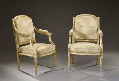 null Paire de fauteuils Louis XVI en noyer mouluré, relaqué et redoré, dossier plat...