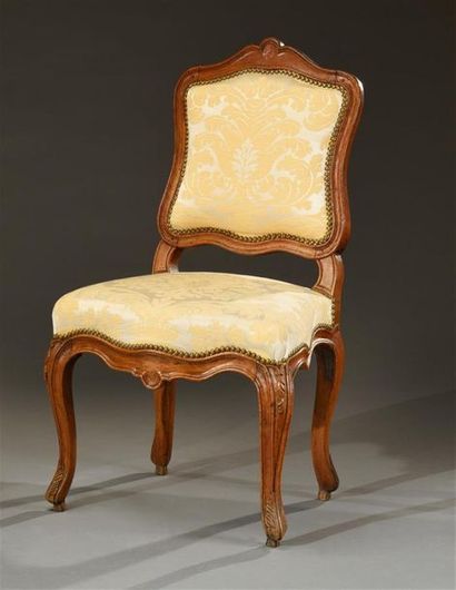 null Chaise à la Reine en hêtre mouluré et sculpté de feuillages.
XVIIIème siècle.
H.95...