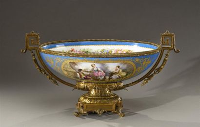 null Porcelaine de Paris dans le gout de Sèvres, grande coupe ovale à décor polychrome...