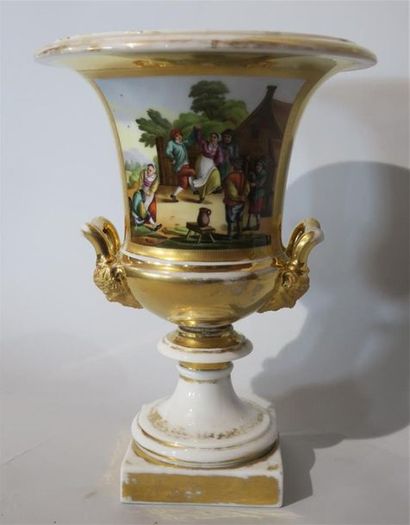 null Porcelaine de Paris, vase Médicis, anses à tetes de barbus, décor or et polychrome...