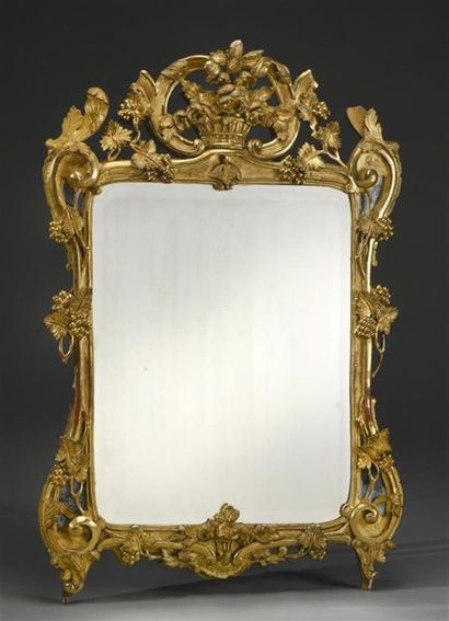 null Beau miroir en bois sculpté et doré, encadrement à réserves, orné de feuilles...