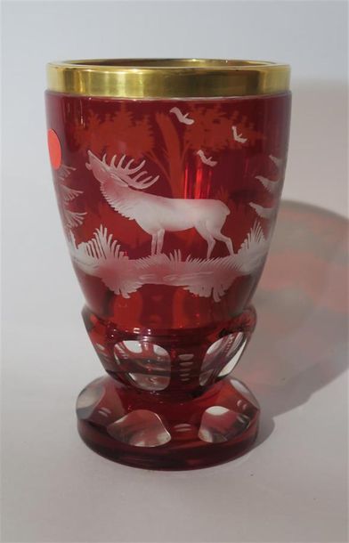 null Vase en verre de Bohême rouge gravé de paysage, col cerclé de laiton.
XIXème...