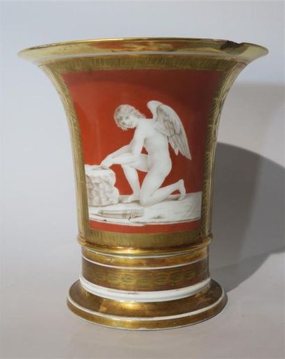 null Porcelaine de Paris, grand vase cornet à décor polychrome et or, orné de scènes...