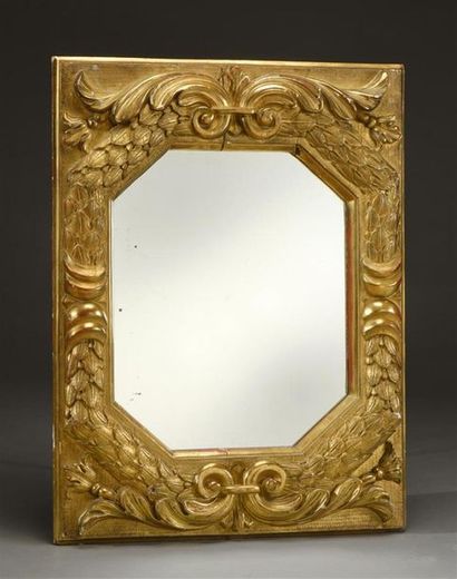 null Miroir rectangulaire en bois sculpté et doré, encadrement octogonal orné de...