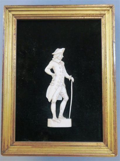 null Silhouette en ivoire sculpté d'un gentilhomme à la canne.
XIXème siècle.
H.9.5...