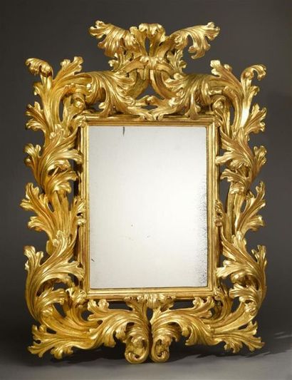 null Important miroir, à encadrement en bois sculpté et redoré, orné d'enroulements...