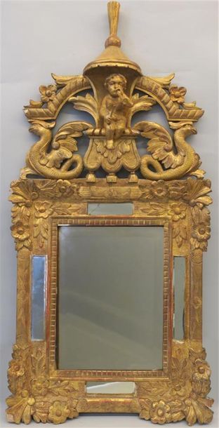 null Miroir en bois sculpté et doré, cadre à réserves, coinçons fleuris, fronton...