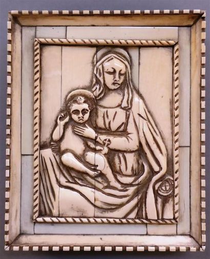 null Vierge à l'Enfant en ivoire sculpté, oeuvre des missions ?.
XXème siècle.
18,5...