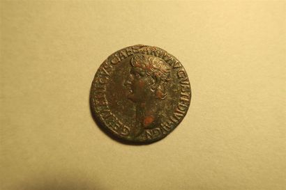 null GERMANICUS : Piece frappée en 37-38 à Rome par Caligula en l honneur de son...