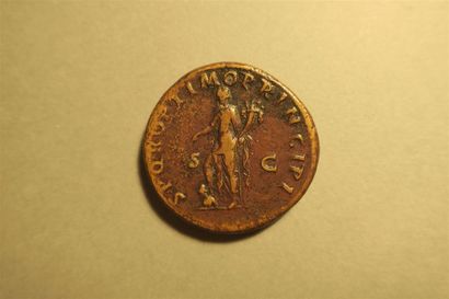 null TRAJAN (98-117) SESTERCE en laiton frappé à Rome en 104, 26g70, Rv SPQR OPTIMO...