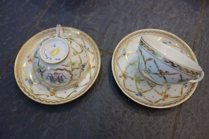 null 8+4 TASSES en porcelaine à décor floral dans le goût du XVIIIème siècle. Joint...