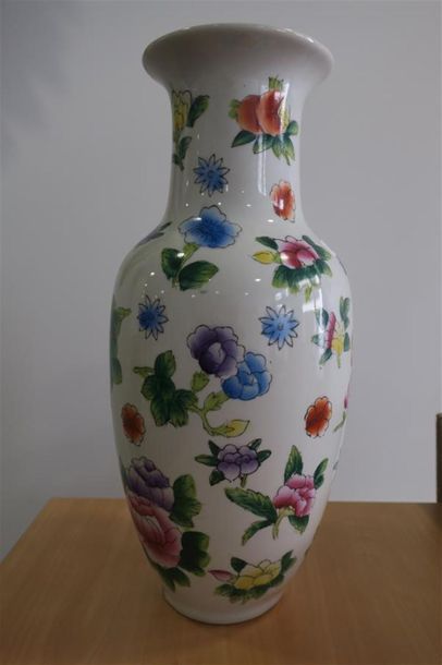 null VASE balustre en porcelaine à décor floral polychrome. (31264-2)