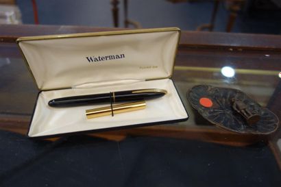null Lot comprenant un stylo plume Watermann dans son écrin, un petit ravier en bronze...