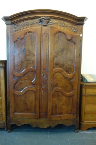 null Une armoire deux portes en bois naturel 