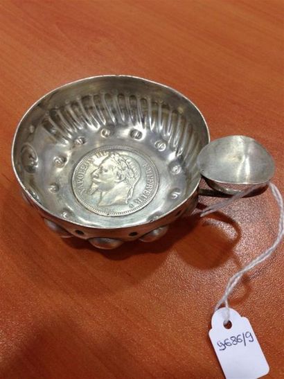 null TASSE à VIN en argent foncée d'une pièce de 5F Napoléon III. 91 g.