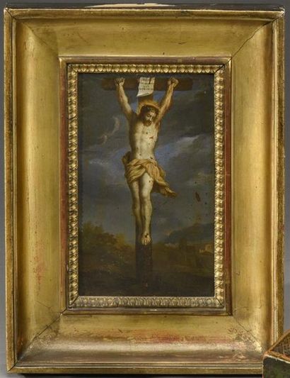  Ecole française vers 1630. Christ en croix sur fond de village animé. Huile sur...