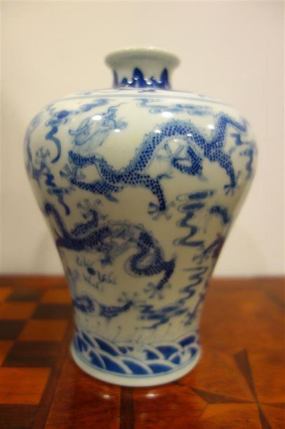 null VASE porcelaine CHINE décor dragons. H. 19 cm.