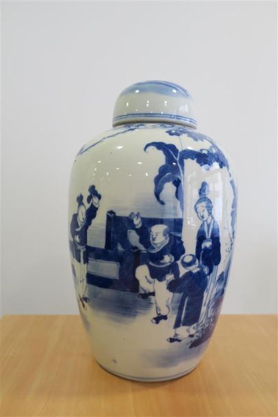null Vase couvert en porcelaine de Chine à décor blanc bleu de scène animée de personnages.
H....
