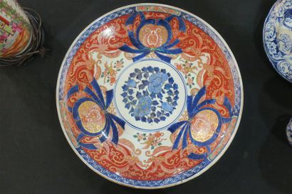 null JAPON. Grand plat circulaire en porcelaine à décor Imari. D. 48 cm. Restaur...