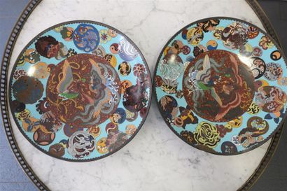 null Paire de plats à décor cloisonné d'un médaillon orné de galinacées dans un entourage...