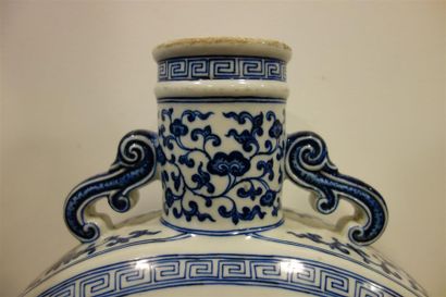 null GOURDE en porcelaine de CHINE. H. 50 cm.