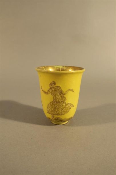 null Jean Mayodon (1893-1967)
Vase en céramique à corps conique sur talon annulaire....