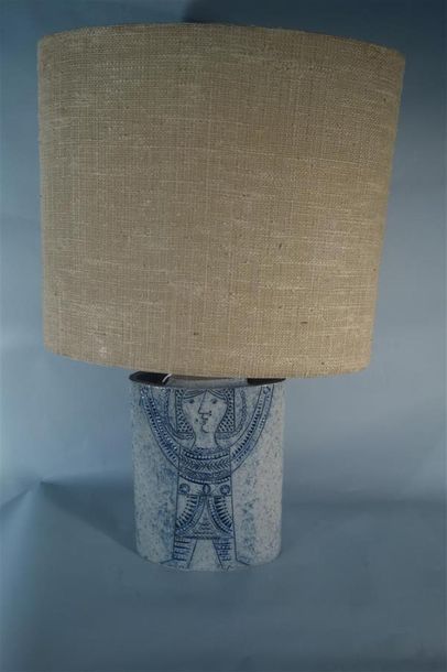 null Roger CAPRON (1922-2006)
Lampe de table en céramique à corps ovalisé, décor...