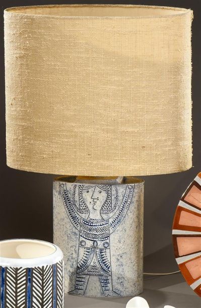 null Roger CAPRON (1922-2006)
Lampe de table en céramique à corps ovalisé, décor...