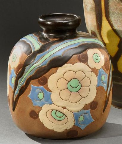 null KERAMIS
Vase en céramique à corps sphérique épaulé et col ourlé. Décor de fleurs...
