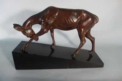 null Louis-Albert CARVIN (1875-1951)
" Antilope ". 
Épreuve en bronze à patine brune...