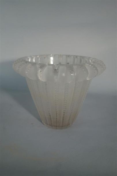 null CRISTAL LALIQUE
Vase " Royat " 
Epreuve en cristal blanc moulé pressé satiné...
