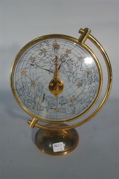 null JAEGER LECOULTRE
Pendule de table astrolabe en verre blanc enserré dans une...
