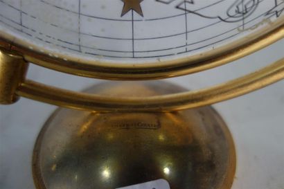 null JAEGER LECOULTRE
Pendule de table astrolabe en verre blanc enserré dans une...