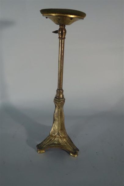 null TRAVAIL FRANÇAIS 1900
Porte chapeau en bronze doré à corps végétal stylisé sur...