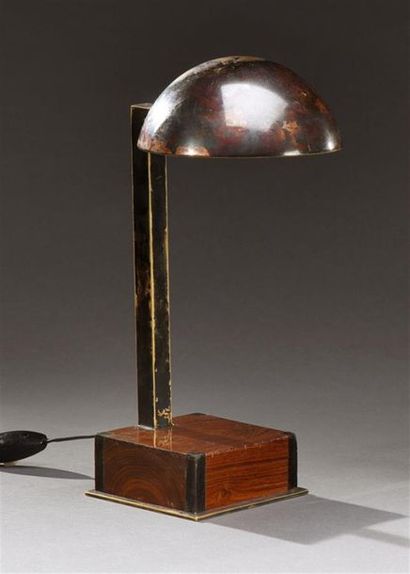 null Jacques Adnet (dans le goût de)
Lampe de bureau en métal patiné brun à abat-jour...