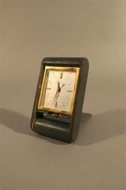 null Jaeger-Lecoultre
Pendulette de voyage en cuir vert à cadran carré.
Signé sur...