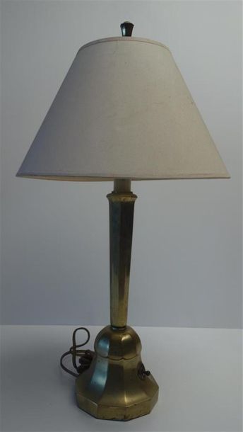 null René PROU (1889-1947) 
Lampe de table à jambe fuselée et facettée sur base lestée...