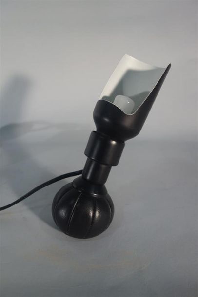  TRAVAIL CONTEMPORAIN Lampe de table à une lumière en métal laqué noir et blanc sur...