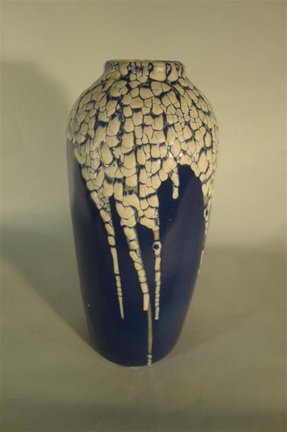 null Léon POINTU (1879-1942)
Vase en céramique à corps tubulaire épaulé. Larges coulées...