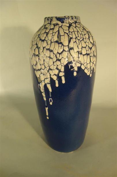 null Léon POINTU (1879-1942)
Vase en céramique à corps tubulaire épaulé. Larges coulées...
