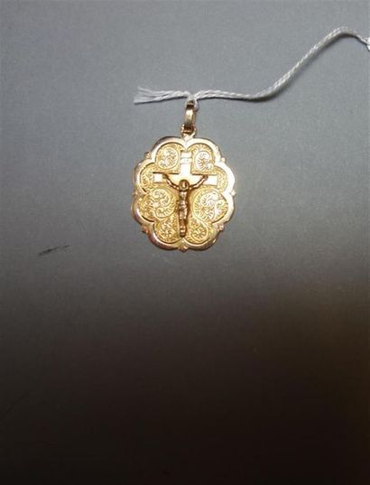 null Médaille polylobée en or jaune 18K (750/oo) à décor ciselé ornée au centre d'un...