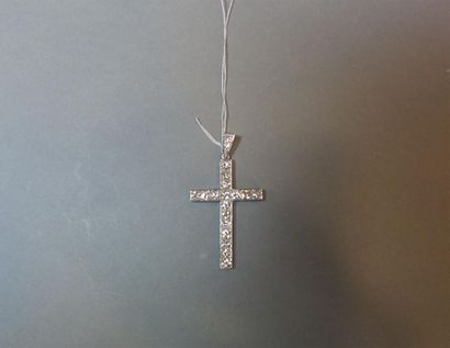 null Pendentif "Croix" en platine (850/oo) agrémenté de lignes de diamants taille...