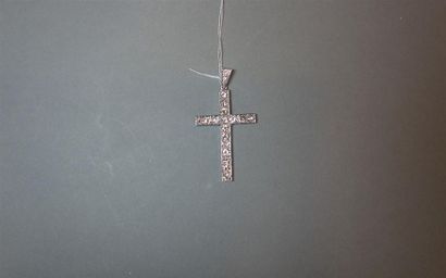 null Pendentif "Croix" en platine (850/oo) agrémenté de lignes de diamants taille...