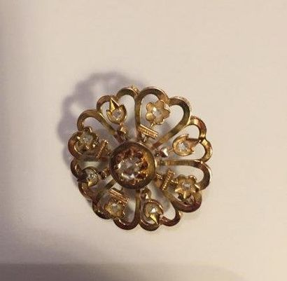 null Broche "Rosace" ajourée en or jaune 18K (750/oo) agrémentée de diamants taillés...