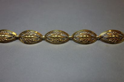 null Bracelet ancien en or jaune 18K (750/oo) à maillons ovales ajourés et filigranés....