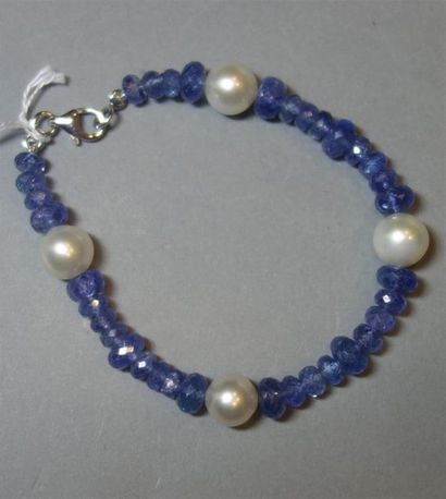 null Bracelet composé de boules de tanzanite facettées alternées de perles de culture,...