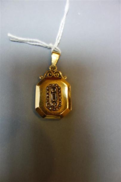 null Pendentif porte photo ouvrant en or jaune 18K (750/oo) orné de diamants taille...